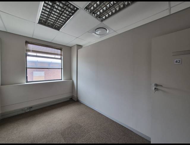 859M² OFFICE TO LET IN SUNNINGHILL